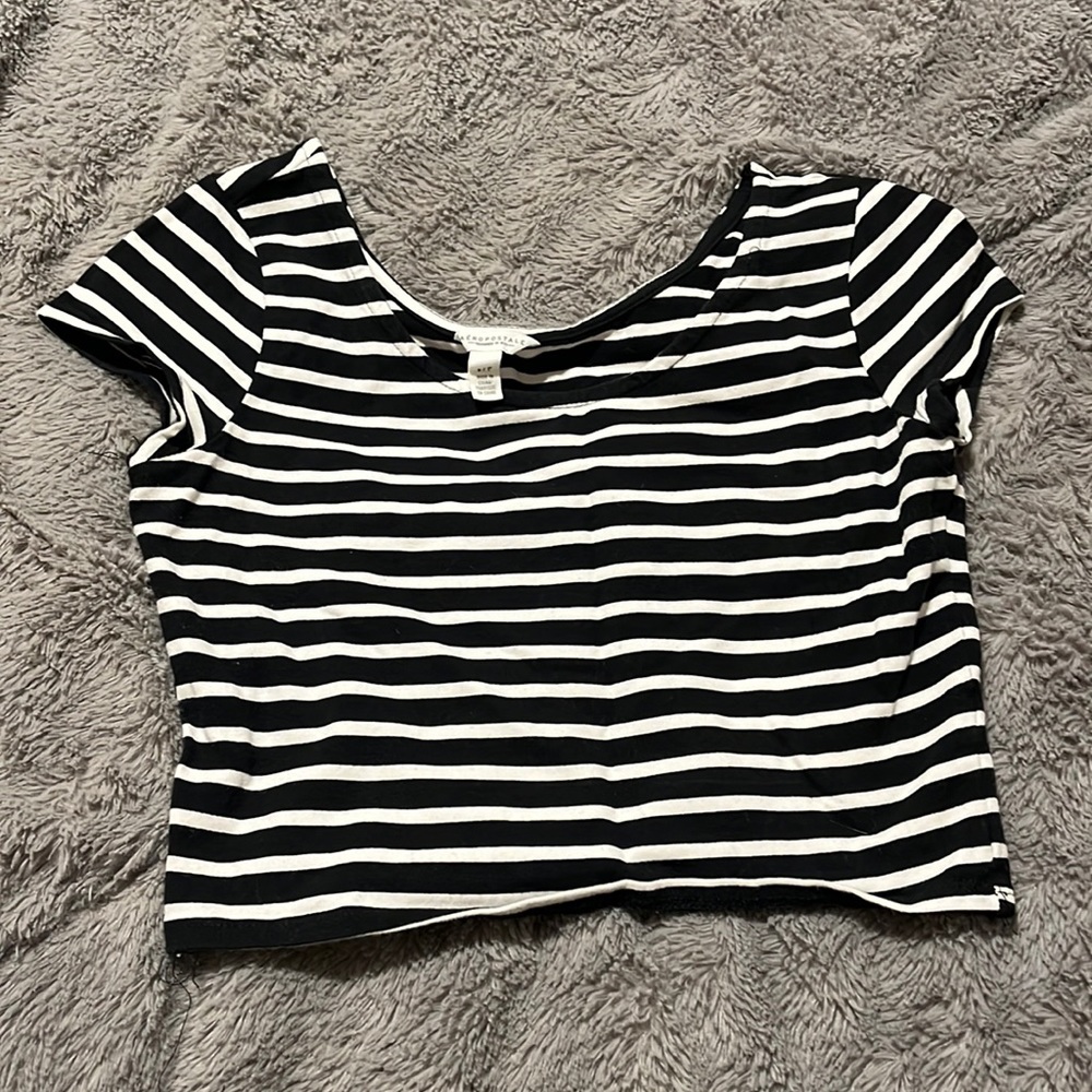 Aeropostale Black and White Stripe Crop Tee (Small)